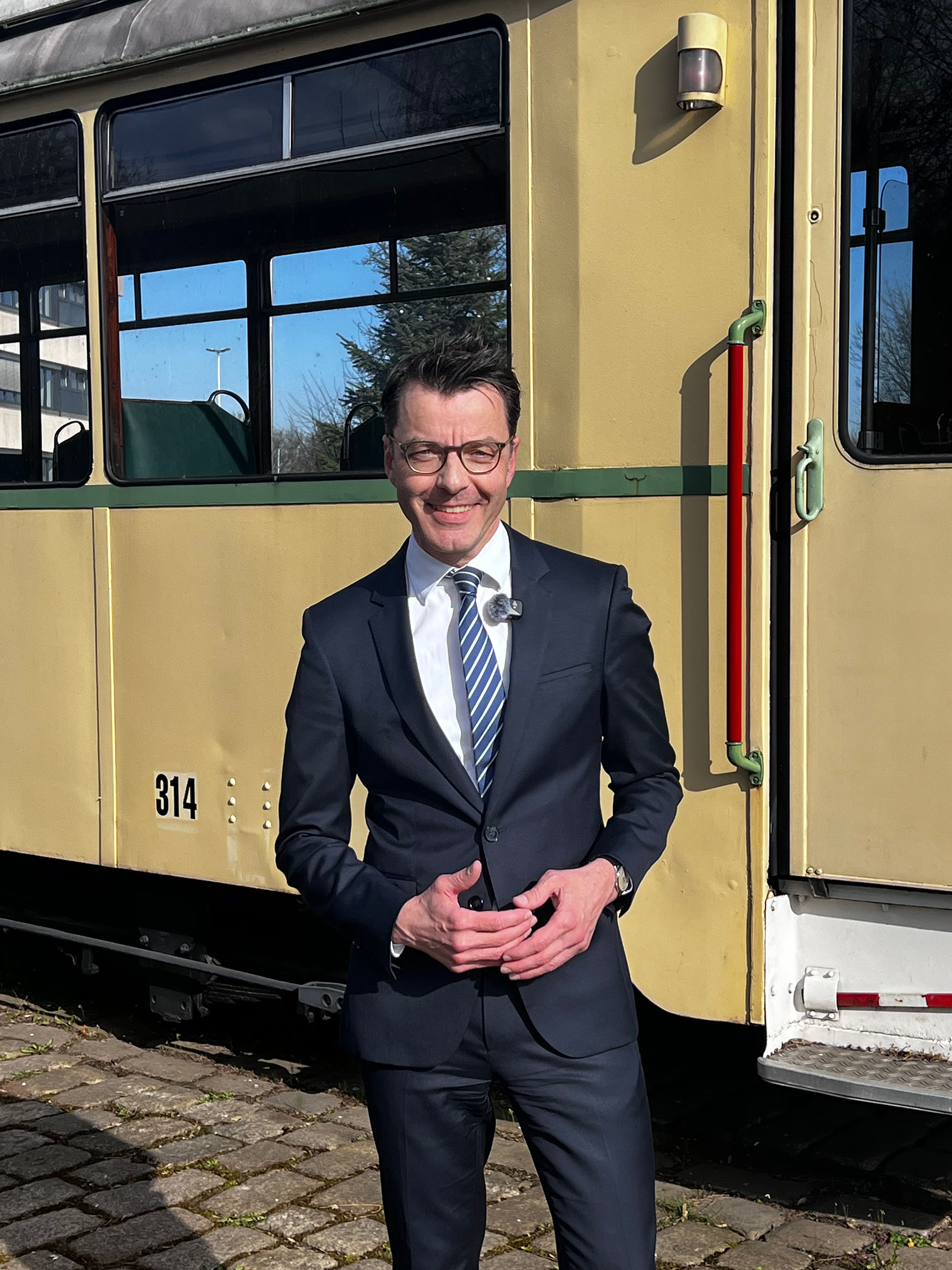 Karsten Schneider vor einer alten Straßenbahn